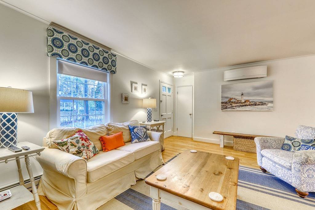 Charmantes Haus w / Deck, Kinderbett, Hof - 1 Hund Ok, zu Fuß zum Strand in Kennebunk, York County