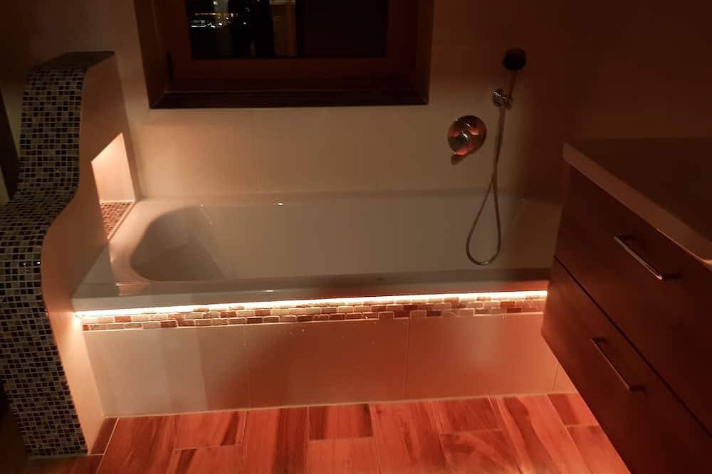 Ganze Wohnung, Idyllische Villa im Wald, gemütliche Ferienwohnung mit Balkon, nähe Füssen in Roßhaupten, Bayerisch Schwaben