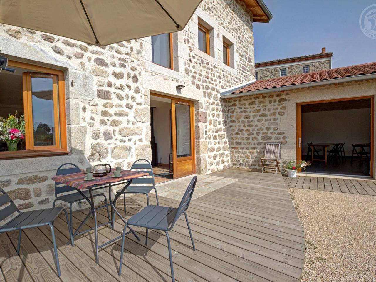 Casa rural tradicional renovada con patio privado en Verrières-en-Forez in Verrières-en-Forez, Montbrison