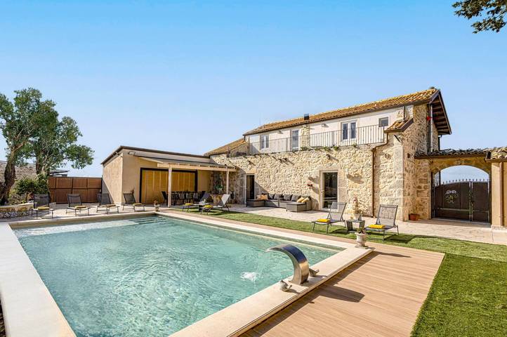 Villa for 8 people, with yard in Ragusa