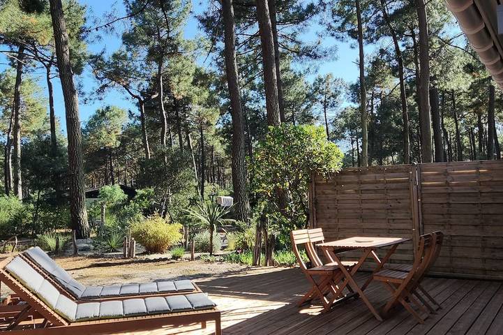 Chalet pour 3 personnes, avec terrasse ainsi que piscine et jardin