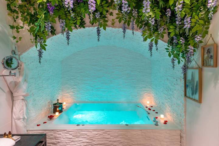 Gîte pour 2 personnes, avec piscine ainsi que jacuzzi et terrasse