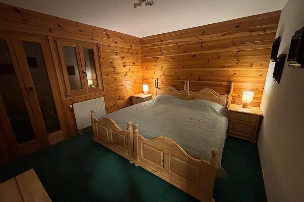 Ganze Wohnung, Grosses, sehr helles Chalet für 8 Personen mit grosser Terrasse, Garten und schöner freier Aussicht. in Saint Luc, Anniviers