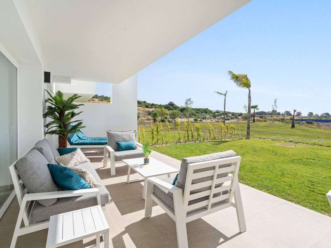 Geheel appartement, Stylish apartment in Casares with pools and Wi-Fi in Alcazaba Lagoon, Casares