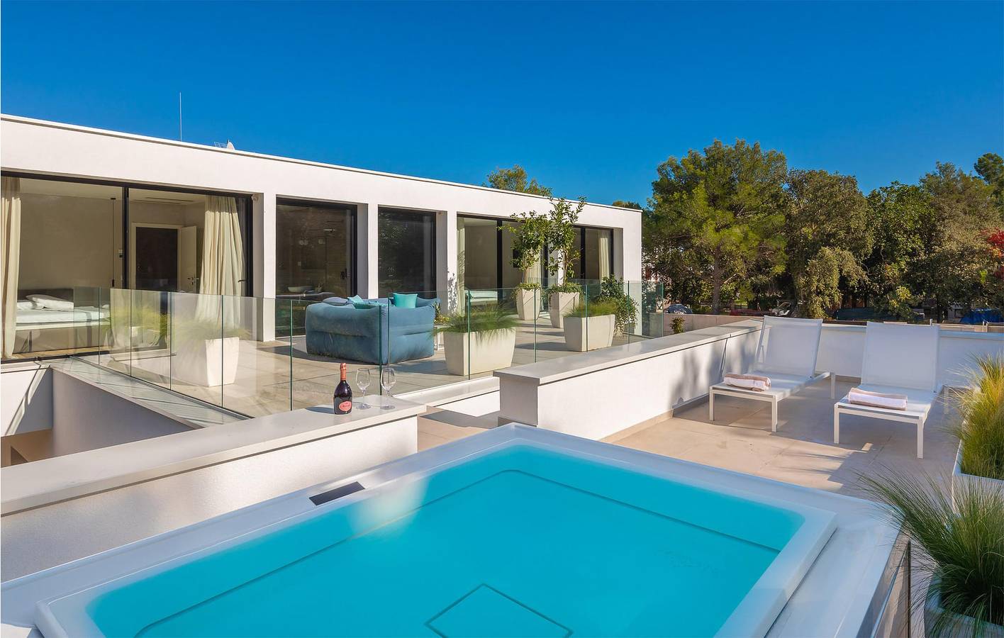 Gemütliche 250 m² große Ferienwohnung mit Pool, WLAN und Küche – 1,5 km vom Strand entfernt in Pakostane, Zadar