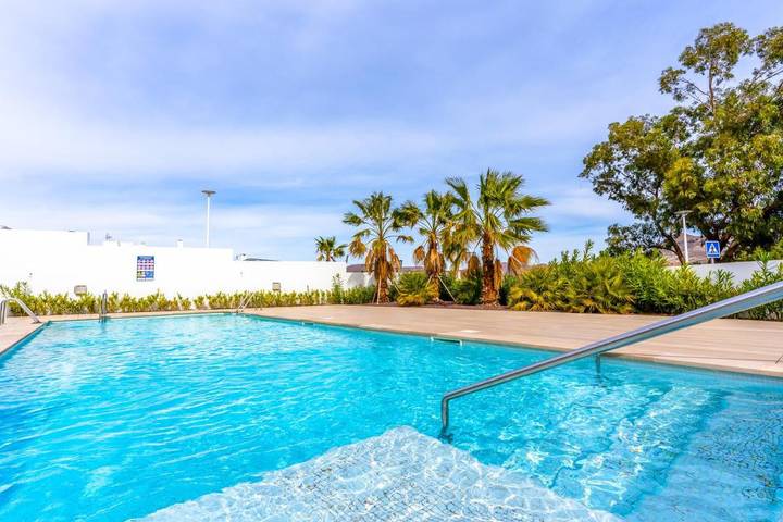 Apartamento para 6 personas, con piscina y vistas además de balcón y jardín en San José (Almería)