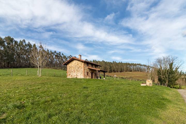 Casa rural para 6 personas, con Balcón además de Jacuzzi y Jardín en 