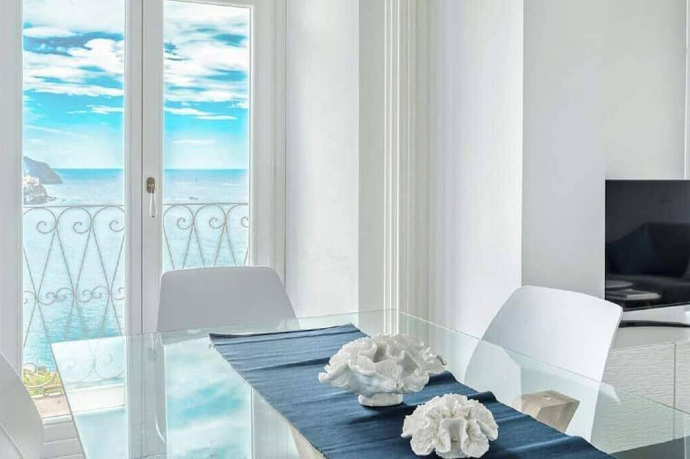 Apartamento entero, Salty Sky Flat is the perfect environment to wake up in the morning in a good mood thanks to its beautiful sea view that you can enjoy from the windows and from the private balcony, the novelty of the furnishings combined with the private parking will ma in Corniglia, Riviera di Levante