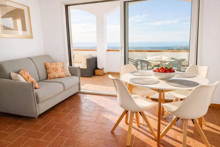 Ferienwohnung für 4 Personen, mit Balkon und Terrasse sowie Pool und Ausblick