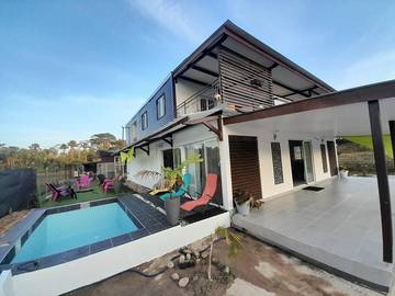 Cottage pour 15 personnes, avec piscine ainsi que vue et jardin, animaux acceptés à Roura