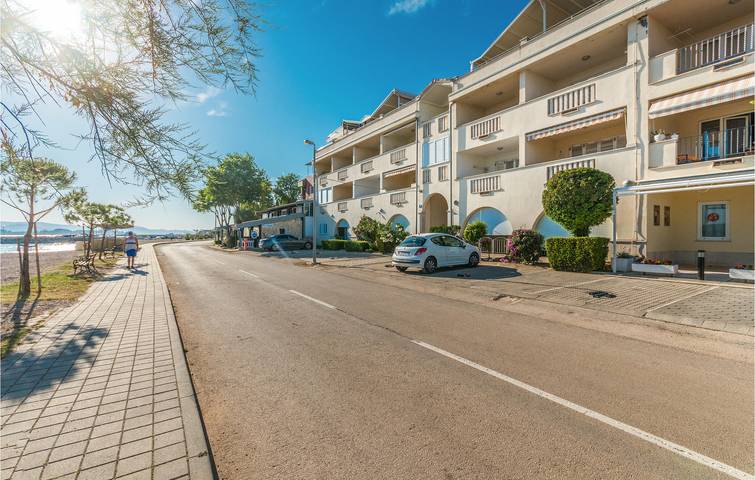 Ganze Ferienwohnung, Gemütliche Ferienwohnung mit Meerblick, Terrasse und Parkplatz, 800 m vom Strand entfernt in Općina Sveti Filip i Jakov, Zadar