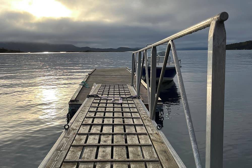 Ferienhaus direkt am Fjord\nnur 20 m von Wasser entfernt in Aure, Nördliches Fjordnorwegen