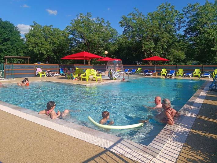 Gîte pour 4 personnes, avec bassin pour enfant et jardin ainsi que piscine et vue, animaux acceptés à Meyronne