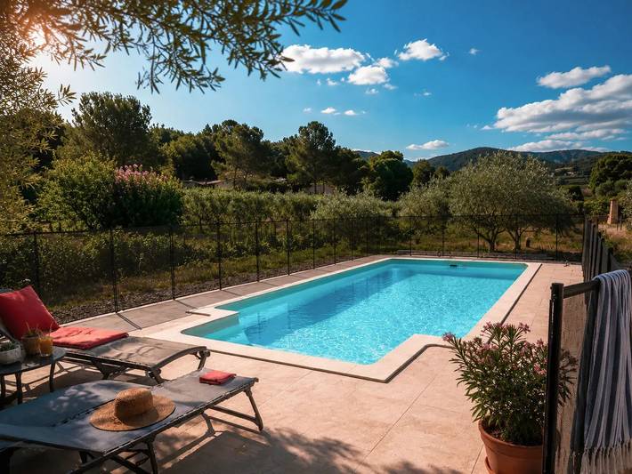 Villa pour 12 personnes, avec terrasse ainsi que jardin et piscine