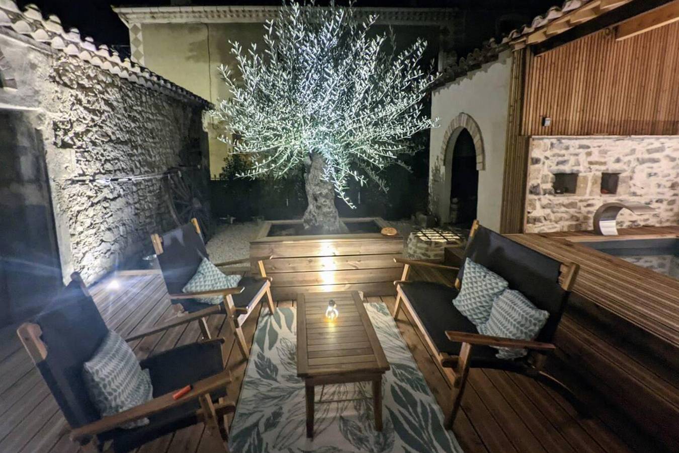 2 Bed House Sleeps 4 - Pets Ok - Pool - Fireplace in Saint-Clément, Région de Nîmes
