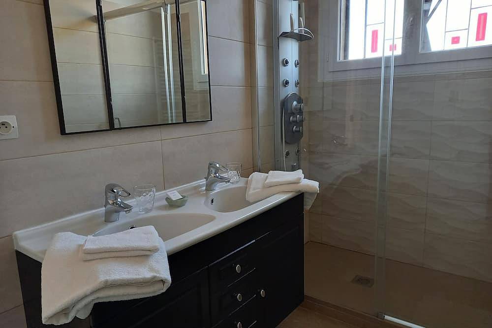 Chambre climatisée avec Salle de bain, toilettes indépendantes et garage in Perpignan, Côte d'Améthyste