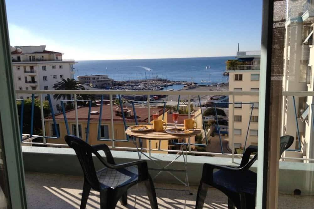 Geheel appartement, Mooi appartement met terras en uitzicht op zee. in Nice, Nice en omgeving