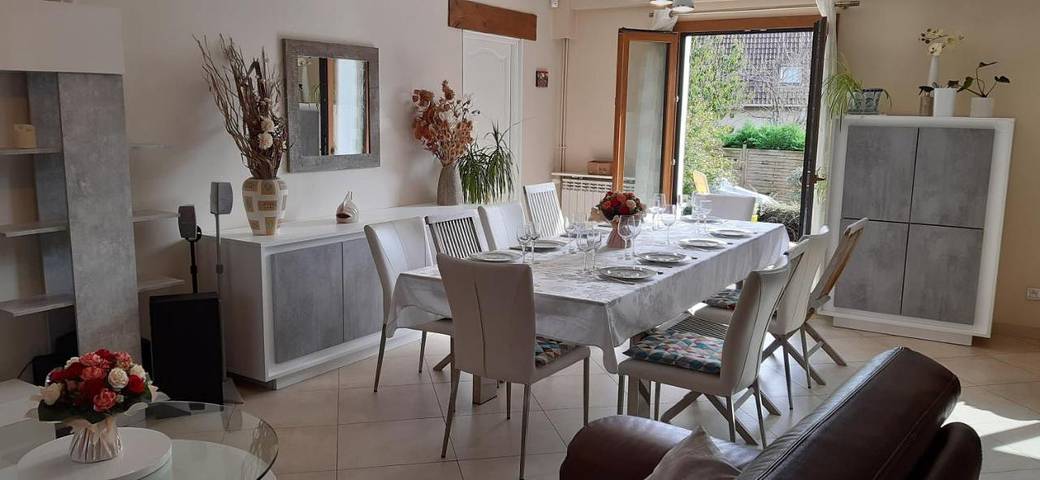 Location de vacances pour 8 personnes, avec jardin ainsi que terrasse et piscine à Thorigny-sur-Marne - 4