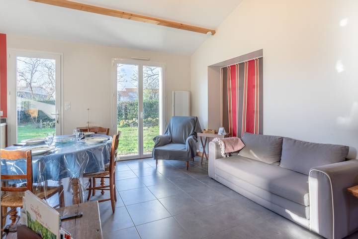 Holiday Home 'Petite Maison' with Private Garden and Wi-Fi in Saint-Georges-de-Pointindoux, Loire Valley