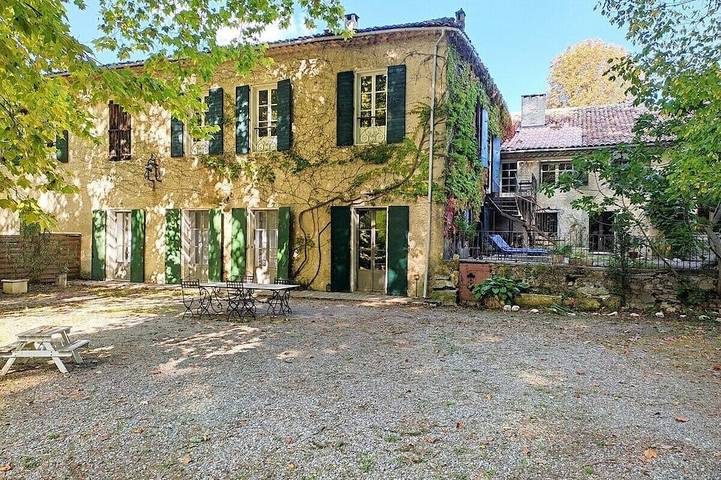 Location de vacances pour 34 personnes, avec piscine et terrasse ainsi que jardin et jacuzzi à Lurs