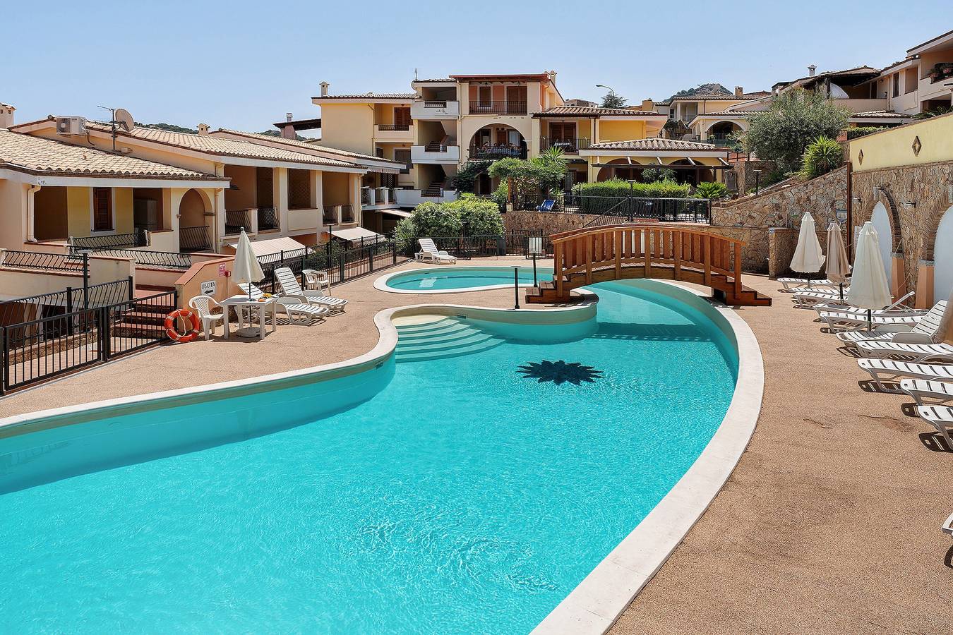 Ferienhaus 'I Girasoli' mit Gemeinschaftspool und privater Terrasse in Crabonaxa/Villasimius, Villasimius