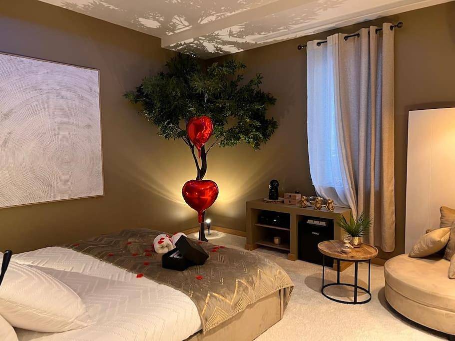 Appartement entier, Loving room cocooning avec jacuzzi « la terre » in Jujurieux, Nantua