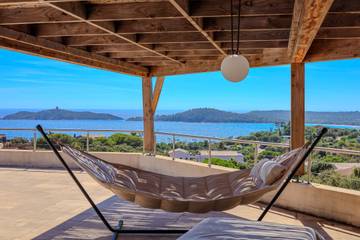 Location de vacances pour 14 personnes, avec piscine et terrasse à Zonza