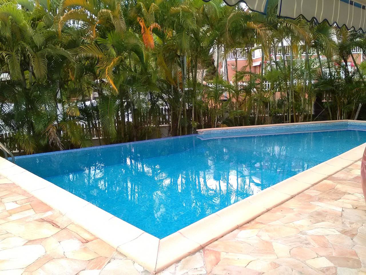 Encantador Bungalow con Piscina Compartida en Le Gosier in Le Gosier, Guadalupe