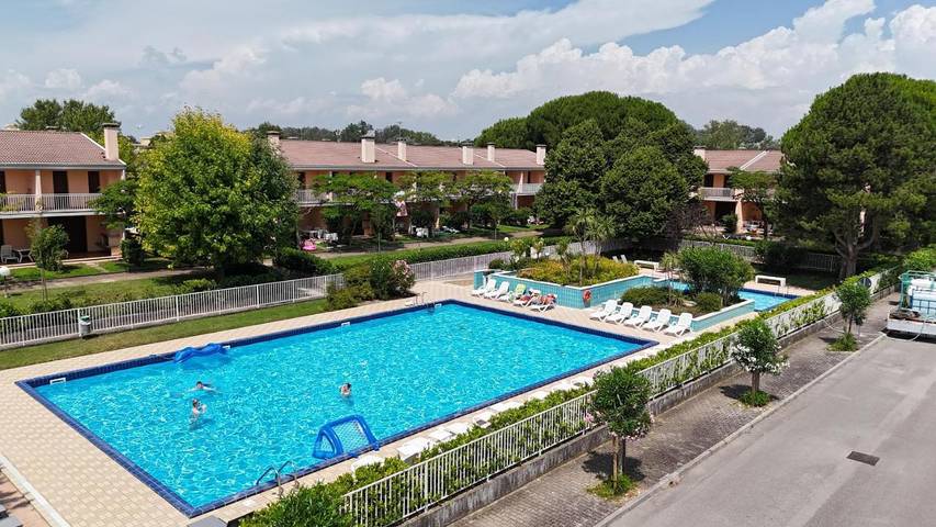 Ferienhaus für 8 Personen, mit Terrasse und Pool sowie Garten und Kinderpool, mit Haustier in Bibione