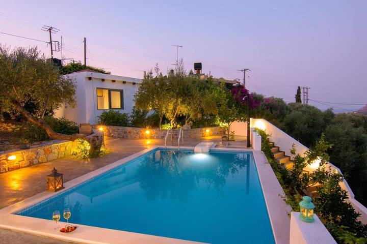 Ferienhaus für 4 Personen, mit Whirlpool und Terrasse sowie Garten und Pool