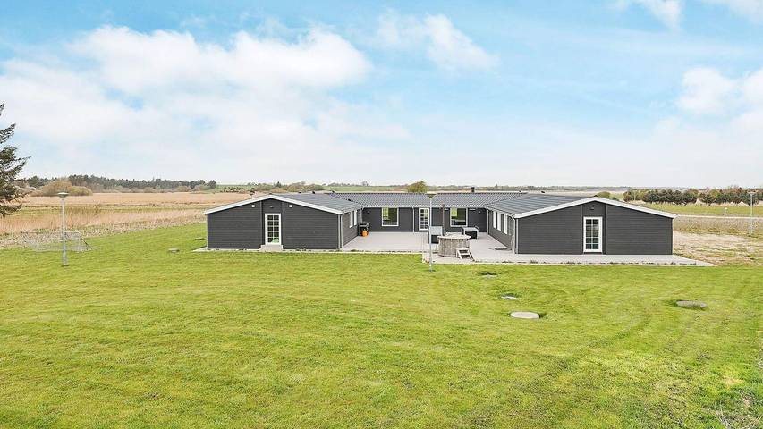 Ferieudlejning for 24 personer, med sauna og terrasse såvel som pool og jacuzzi i Morsø