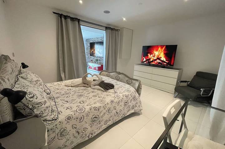 Apartamento entero, La Porte d'Adam: Private Indoor Pool, Spa, and Cinema Pool in L'Isle-Adam, Valle del Oise