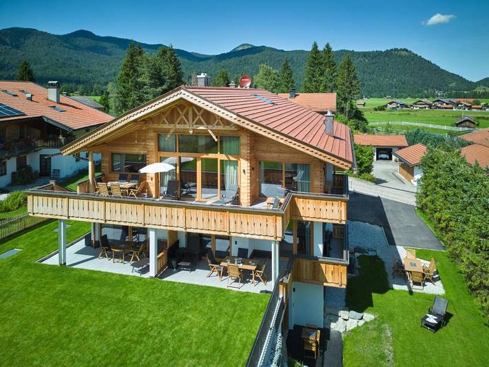 Ferienwohnung für 6 Personen, mit Terrasse und Garten sowie Sauna in Krün