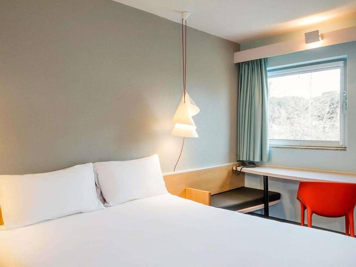 Hôtel pour 4 personnes, avec Terrasse et Jardin ainsi que Piscine et Vue