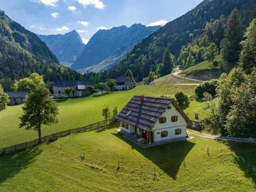 Gîte pour 2 personnes, avec jardin ainsi que vue et terrasse à Solčava