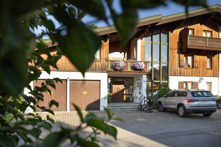 Ganze Wohnung, Schwabenbauernhof - Landhaus Pichler inkl. Chiemgaukarte - Fewo Zinnkopf 27 qm, Südostbalkon o. Terrasse, Kochnische, WLAN, 1 Wohn-Schlafz. in Ruhpolding, Bayerische Alpen