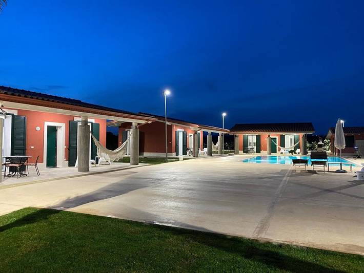 Villa per 4 persone, con idromassaggio e piscina nonché piscina per bambini e giardino in Santa Maria del Focallo