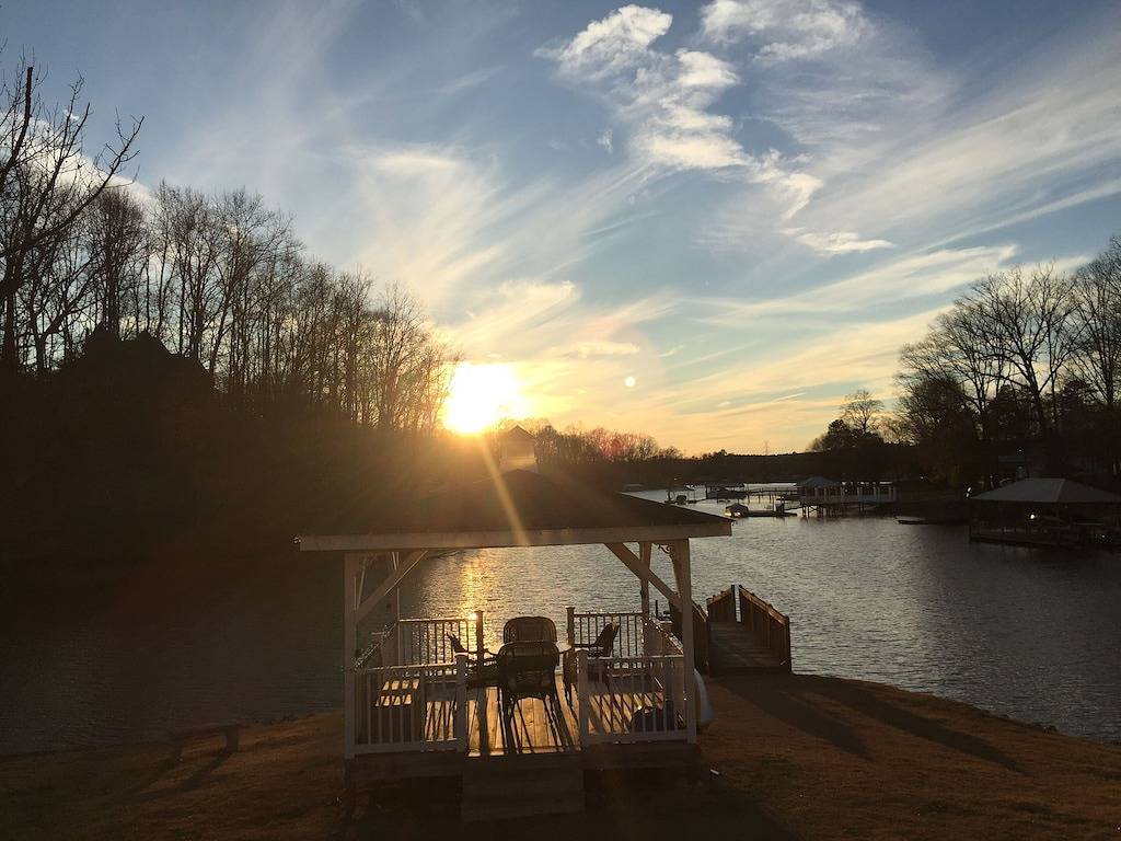 Lakefront Cottage in einer ruhigen Bucht mit Kajaks, Kanus und Tretbooten in Lake Norman