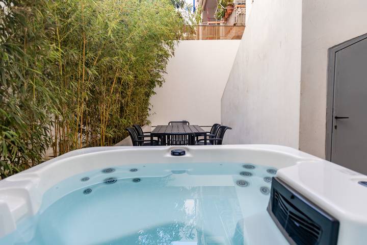 Vakantiehuis voor 12 personen, with Balkon and Whirlpool as well as Terras in Athene