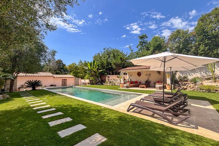 Appartement de vacances pour 5 personnes, avec Terrasse ainsi que Jardin et Piscine