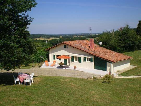 Location de vacances pour 5 personnes, avec Terrasse et Jardin ainsi que Piscine et Vue à Margouët-Meymes