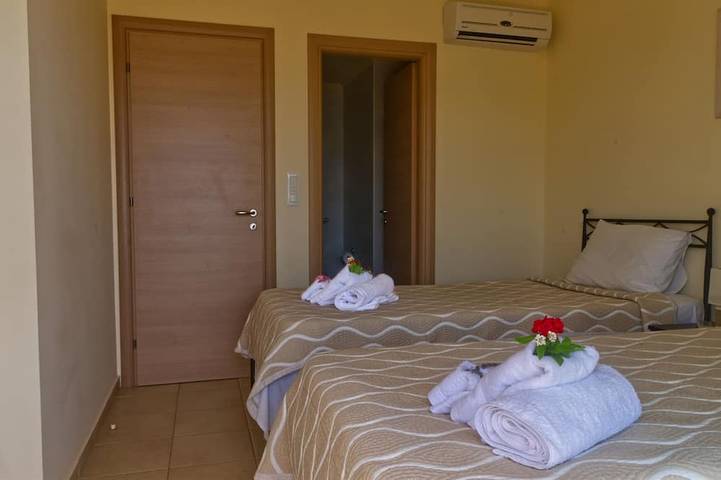 Villa Hibiscus ★ Private Pool • Near Voulisma Beach • Mountain Views in Lasithi