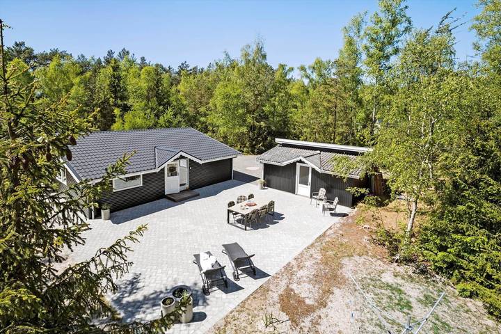 Feriehus for 6 personer, med terrasse og have - 1