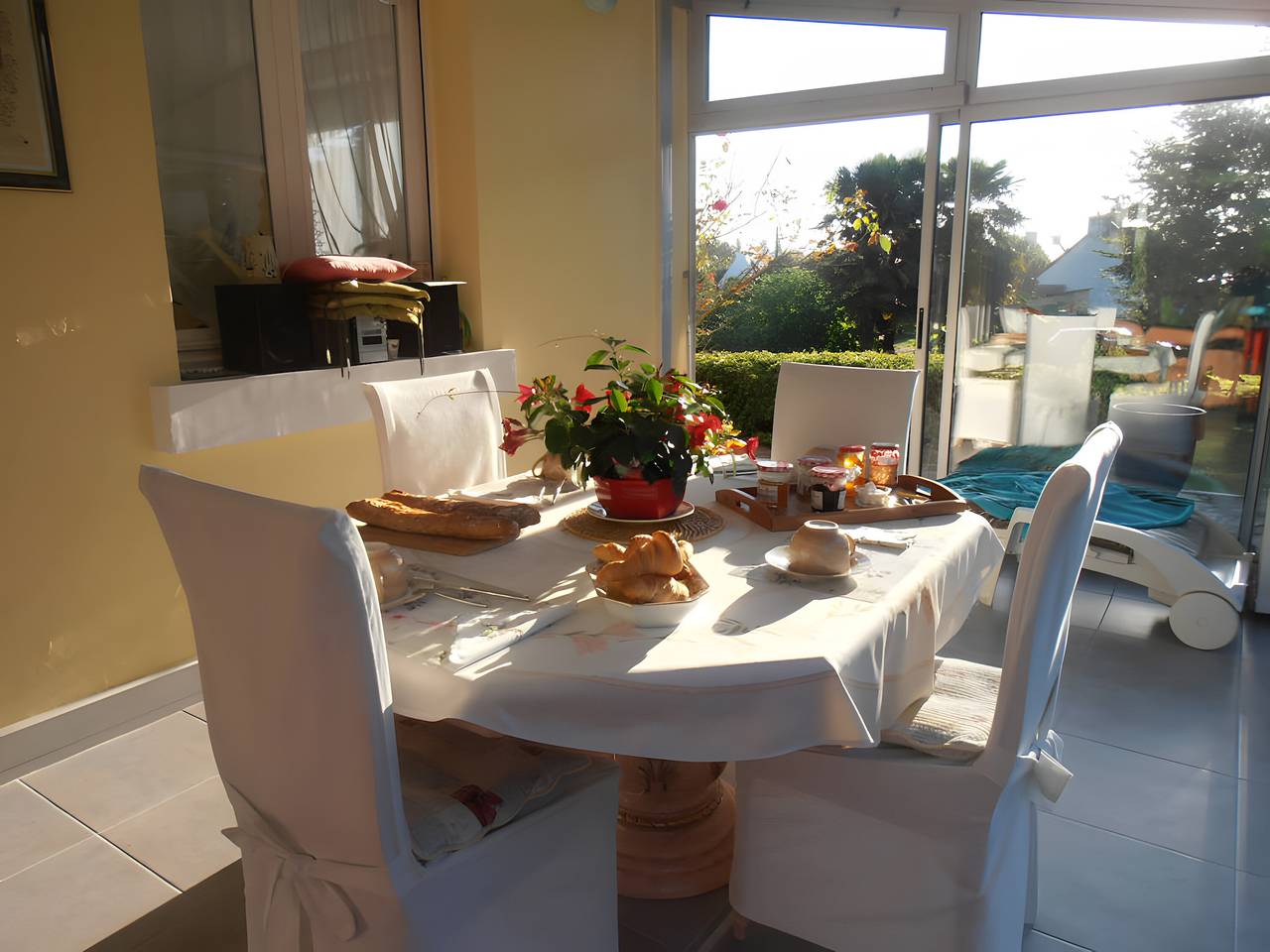 Bed & Breakfast 'Chez Coco – Zimmer Prune' mit Gemeinschaftsgarten und Wlan in Trégunc, Côte de Cornouaille