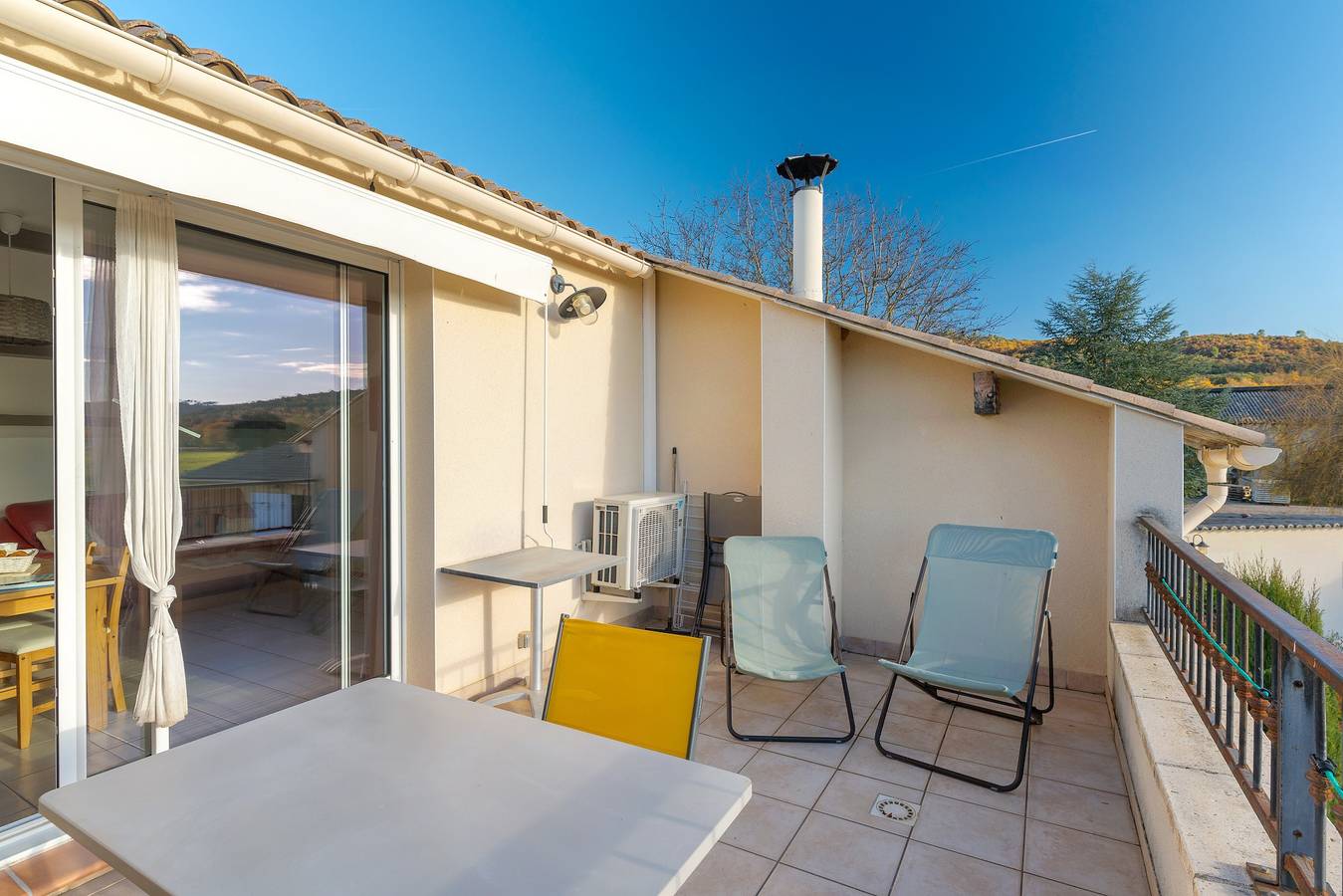 Gîte 'Fleur De Thym' con piscina compartida, terraza común y aire acondicionado in Gréoux-les-Bains, Parc naturel régional du Verdon