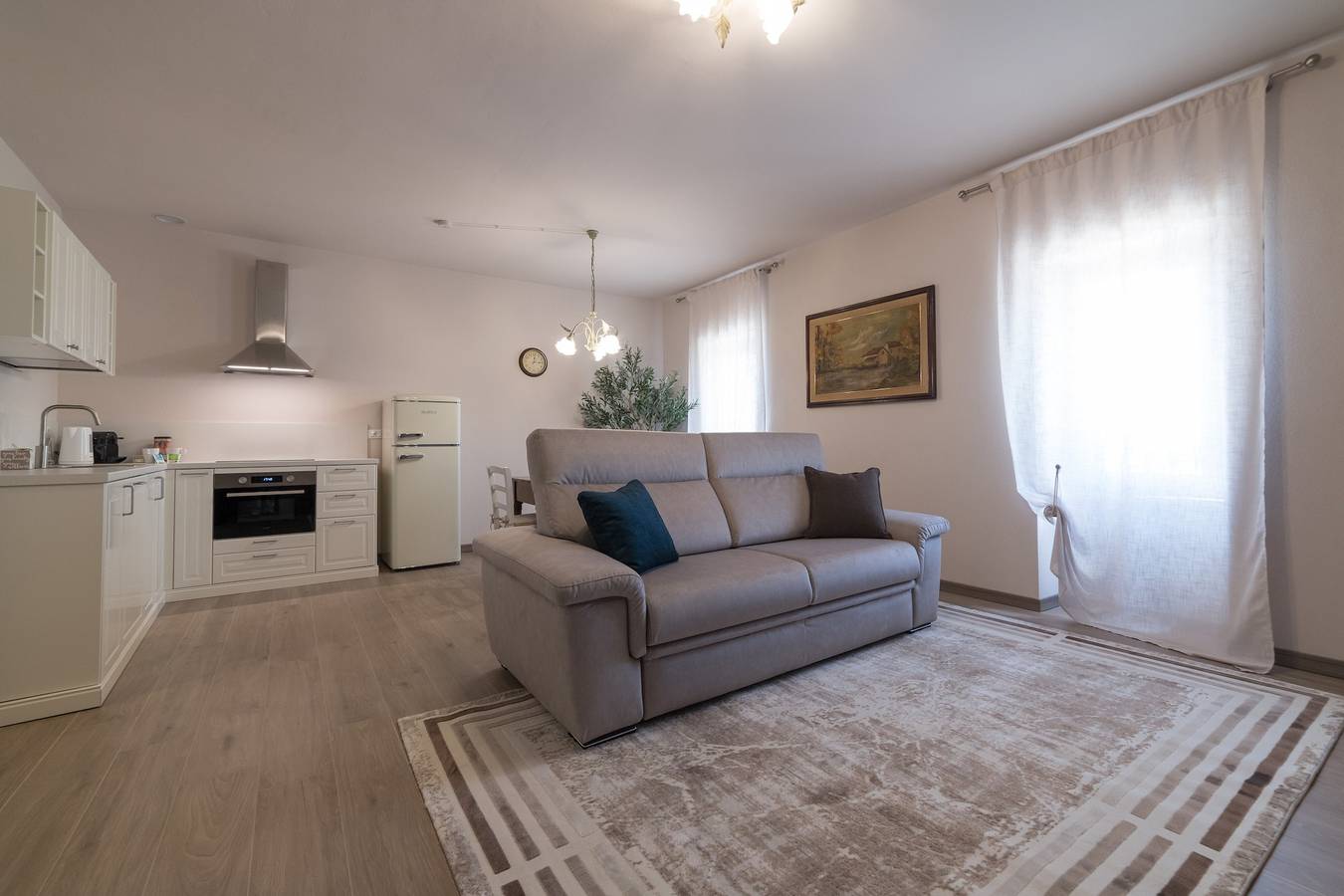 Apartamento entero, Apartamento 'Vigneto' con terraza compartida, Wi-Fi y aire acondicionado in Cavaion Veronese, Montañas Garda