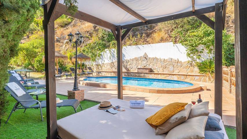 Chalet para 10 personas, con jacuzzi además de piscina y balcón/terraza, Se admiten mascotas en Axarquía - 3