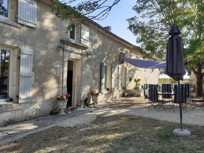 Chambre d’hôte pour 4 personnes, avec Terrasse ainsi que Jardin et Vue à Angeac-Charente