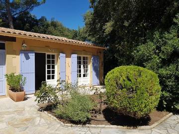 Gîte pour 3 personnes, avec piscine et jardin, animaux acceptés à La Bastide-des-Jourdans