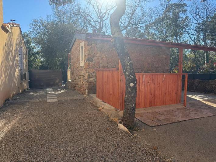 Location de vacances pour 2 personnes, avec terrasse ainsi que vue et jardin à Régusse - 4